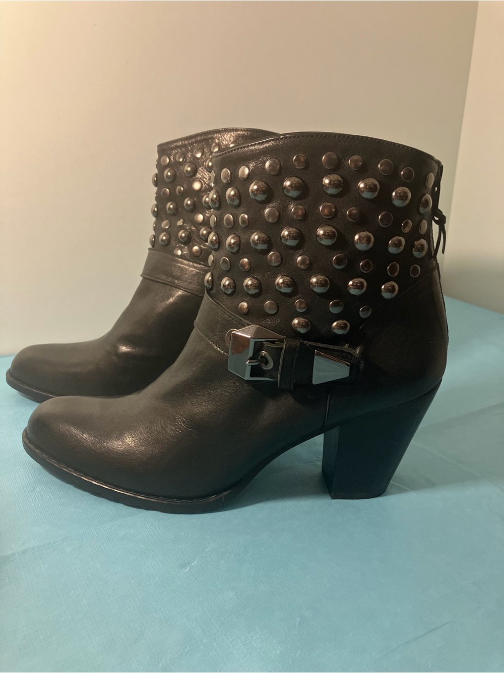STUART WEIZMANN BLACK LEATHER ELEGANT BIKER BOOTS. SIZE 9.5
